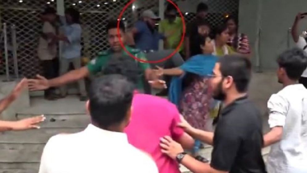 নারীকে লাথি: শৃঙ্খলার বাইরে গেলে কর্মীদের দায় নেবেন না জামায়াত আমির