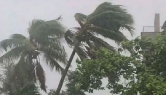 ৮০ কিমি বেগে ঝড়ের আভাস, নদীবন্দরে ২ নম্বর হুঁশিয়ারি সংকেত