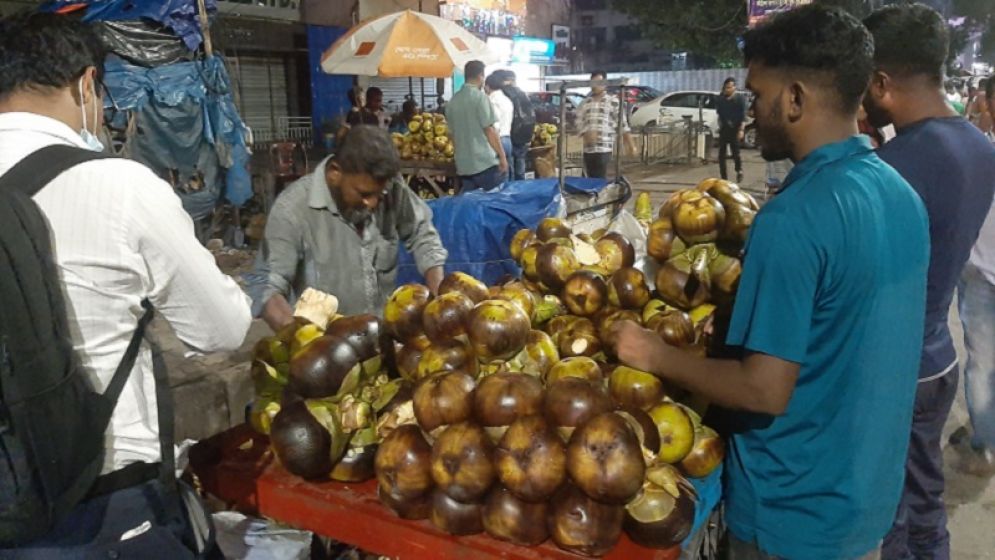 গ্রামে দুই টাকার তালের শাঁস ঢাকায় ৩০