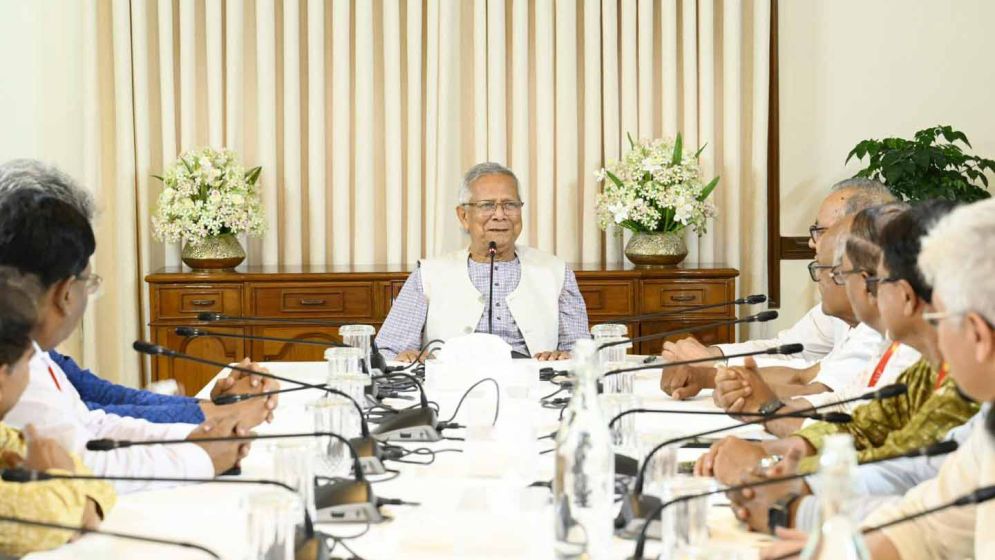 যেভাবে সংকটের মুখোমুখি অন্তর্বর্তী সরকার
