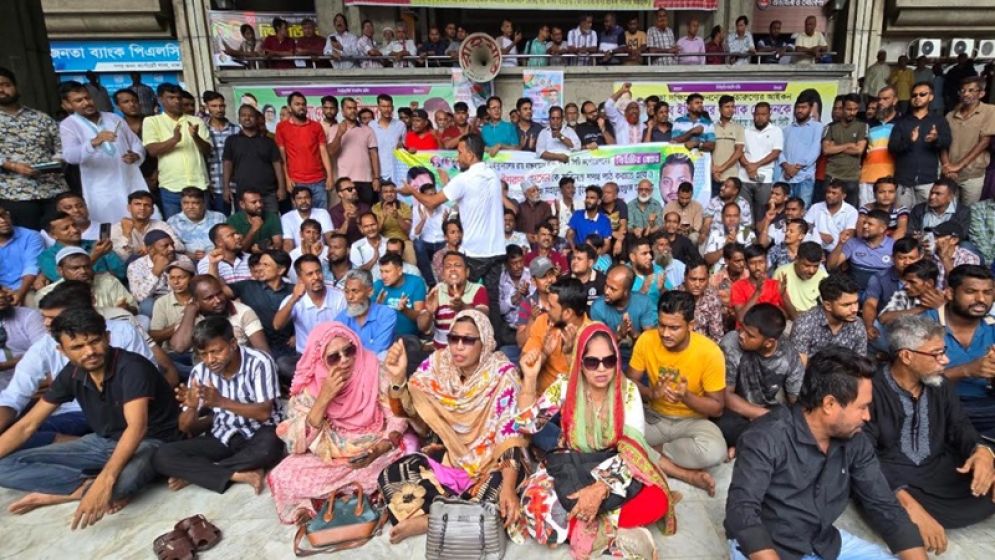 ইশরাককে মেয়রের শপথ পড়ানোর দাবিতে অনড় সমর্থকরা, অচল নগর ভবন