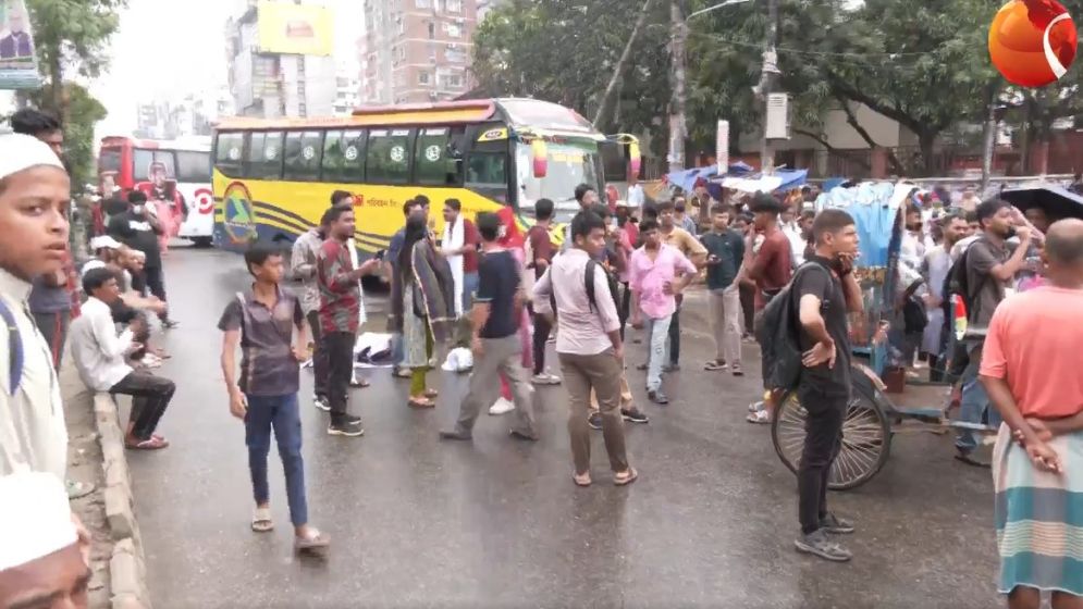 নতুনবাজারে ইউনাইটেড শিক্ষার্থীদের সড়ক অবরোধ
