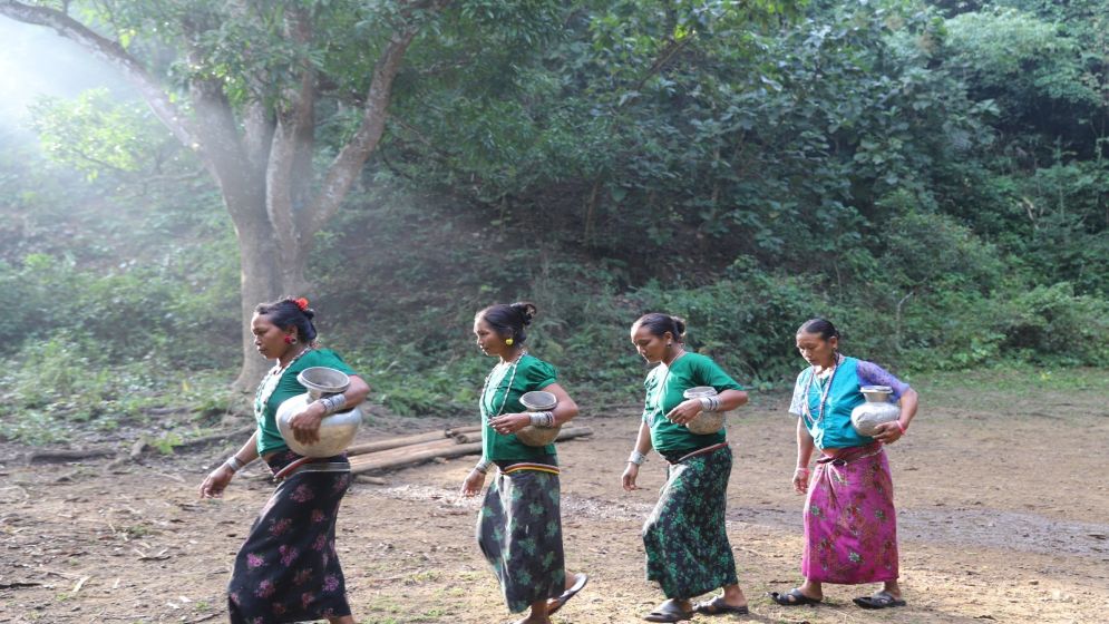 দুর্গম পাহাড়ে তারা জীবন রক্ষার জল পৌঁছে দেন