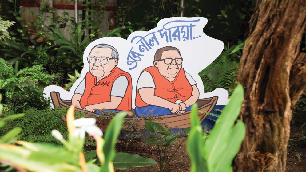 ইতিহাসের বাঁকবদলের পরতে পরতে জড়িয়ে স্যাটায়ার