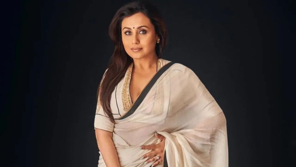 পুরস্কার মায়েদের উৎসর্গ করলেন রানী