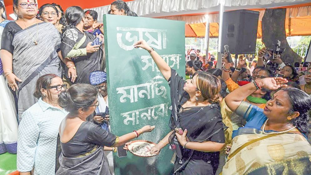 বাংলাদেশি খোঁজার হিন্দুত্ববাদী চোখ
