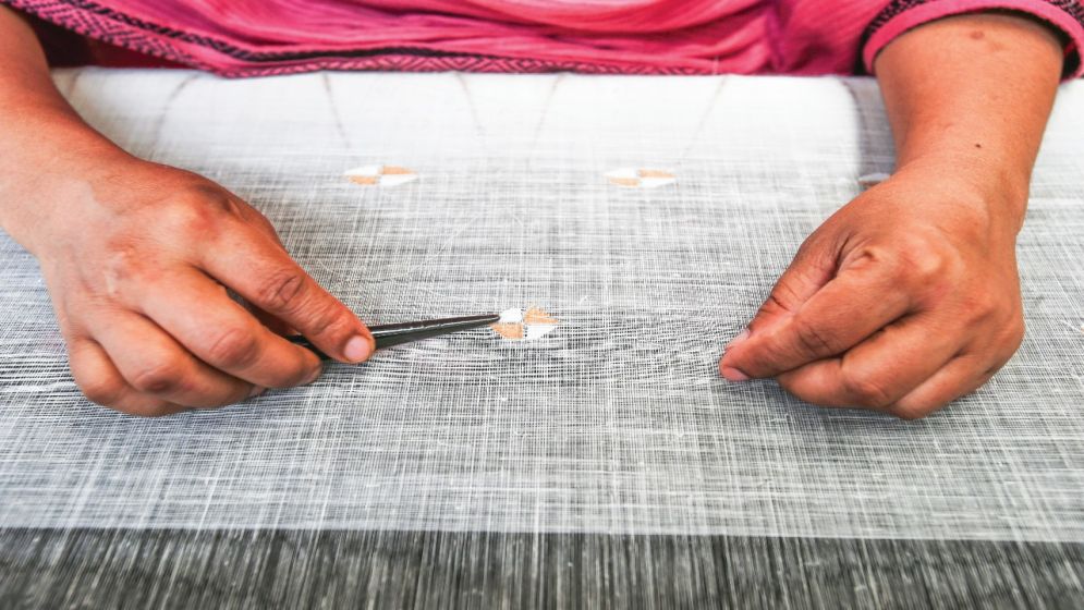 অতীতের সুতায় ভবিষ্যৎ বয়ন