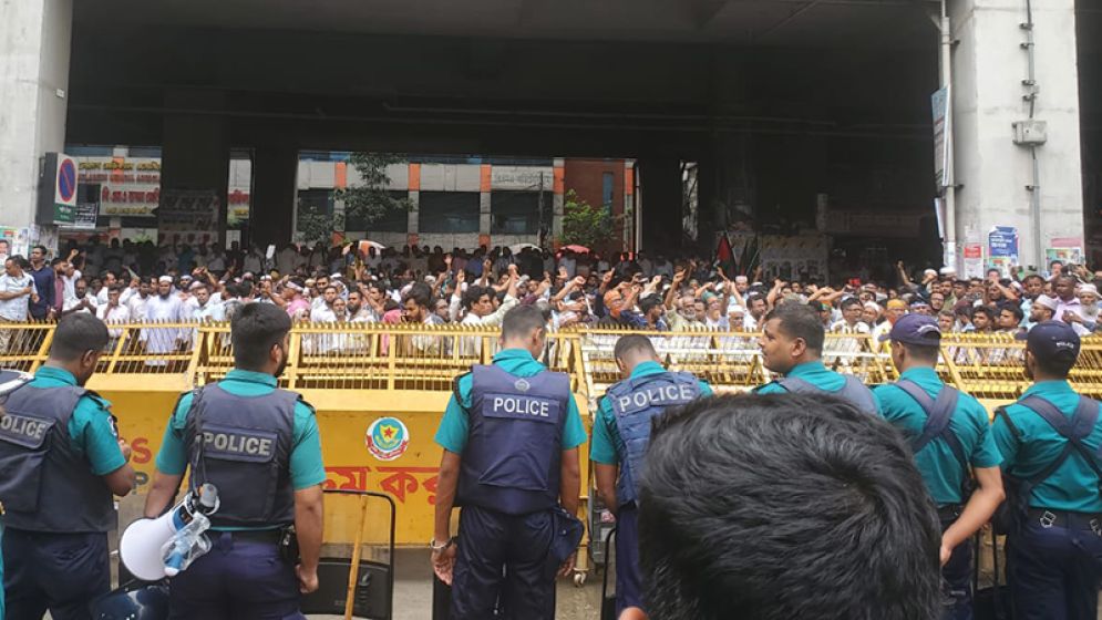 প্রেসক্লাব ছেড়ে সচিবালয়ের গেটে শিক্ষকরা