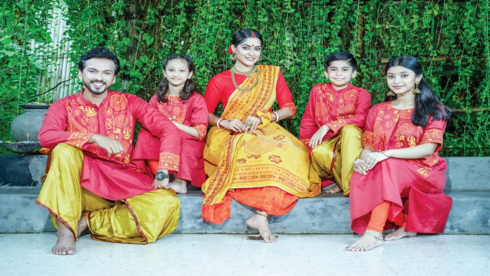 ঐতিহ্য ও ট্রেন্ডের মেলবন্ধনে পূজার পোশাক
