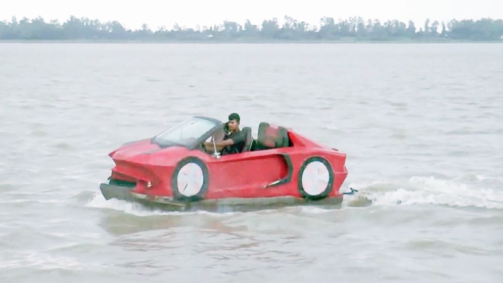 নদীতে ছুটে চলছে গাড়ি