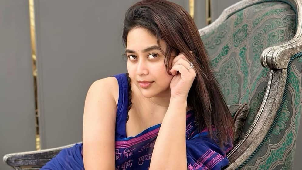 আপন ভুবনে ভাবনা