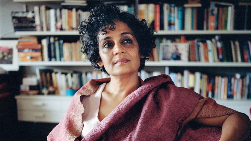 বৈপরীত্য ও ভালোবাসার সেতুবন্ধ  অরুন্ধতী রায়ের স্মৃতিকথা