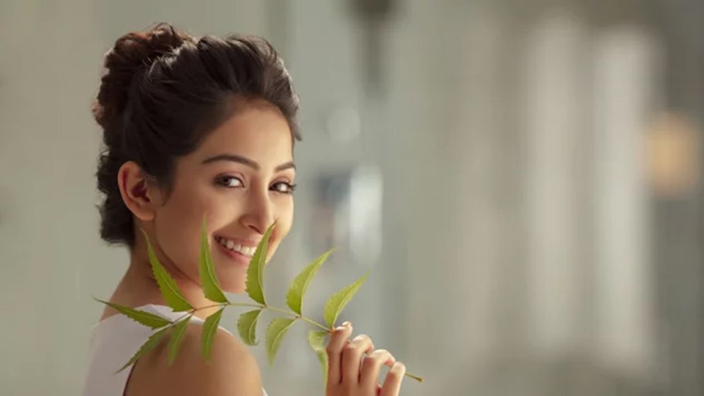 হেমন্তের হাওয়ায় ত্বক