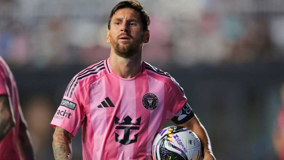 মেসি চলেছেন রাজার মতো