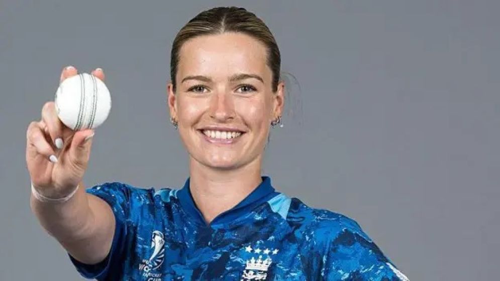 ফুটবলের স্বপ্ন থামিয়ে ২২ গজে ‘গ্ল্যামার কুইন’