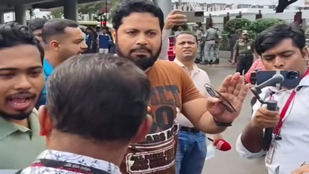 বিমানবন্দরে সাংবাদিকদের সঙ্গে অসদাচরণ বিতর্কে এনসিপি