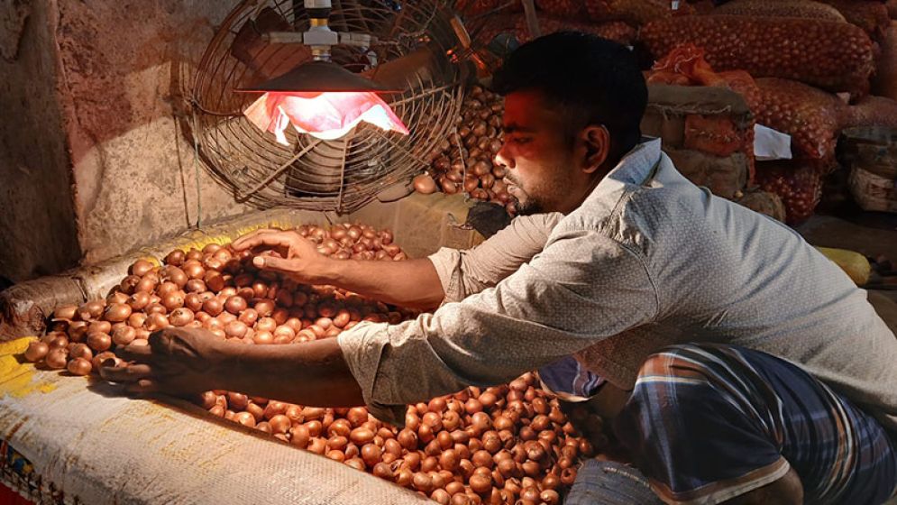 মজুত পর্যাপ্ত, তবুও কেন অস্থির পেঁয়াজের বাজার